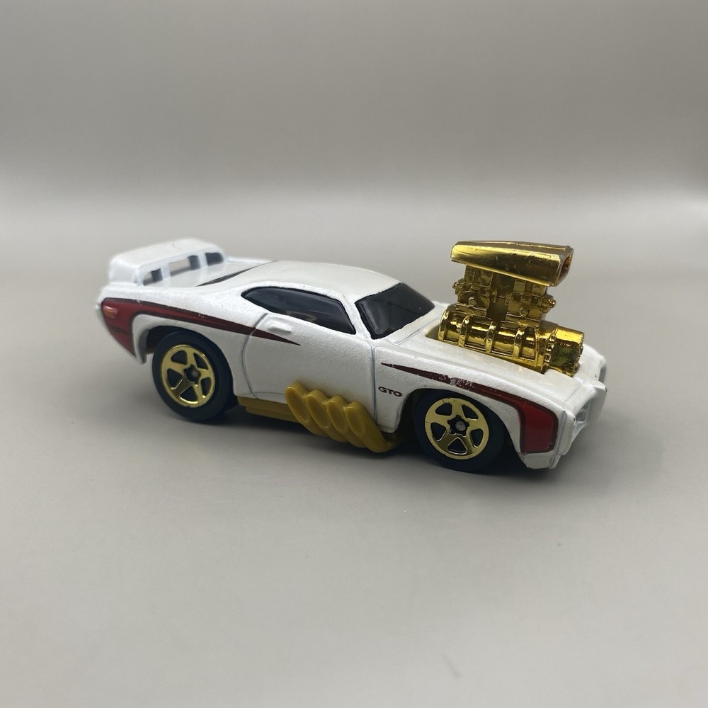 Loose 2002 Mattel Hot Wheels 1969 Pontiac GTO Judge Exposed Engineโ White Red